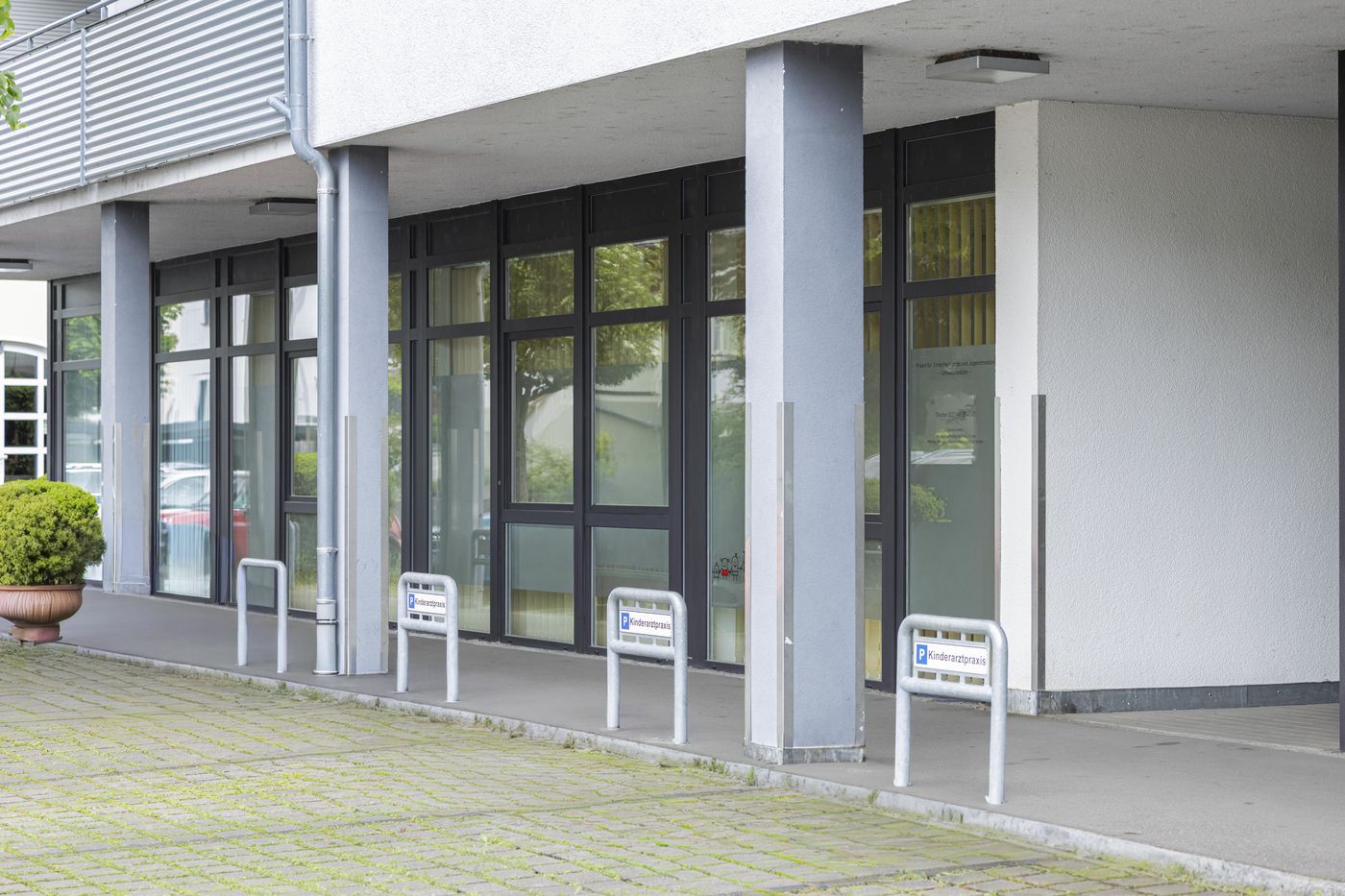 Praxiseingang mit kostenlosen Patientenparkplätzen