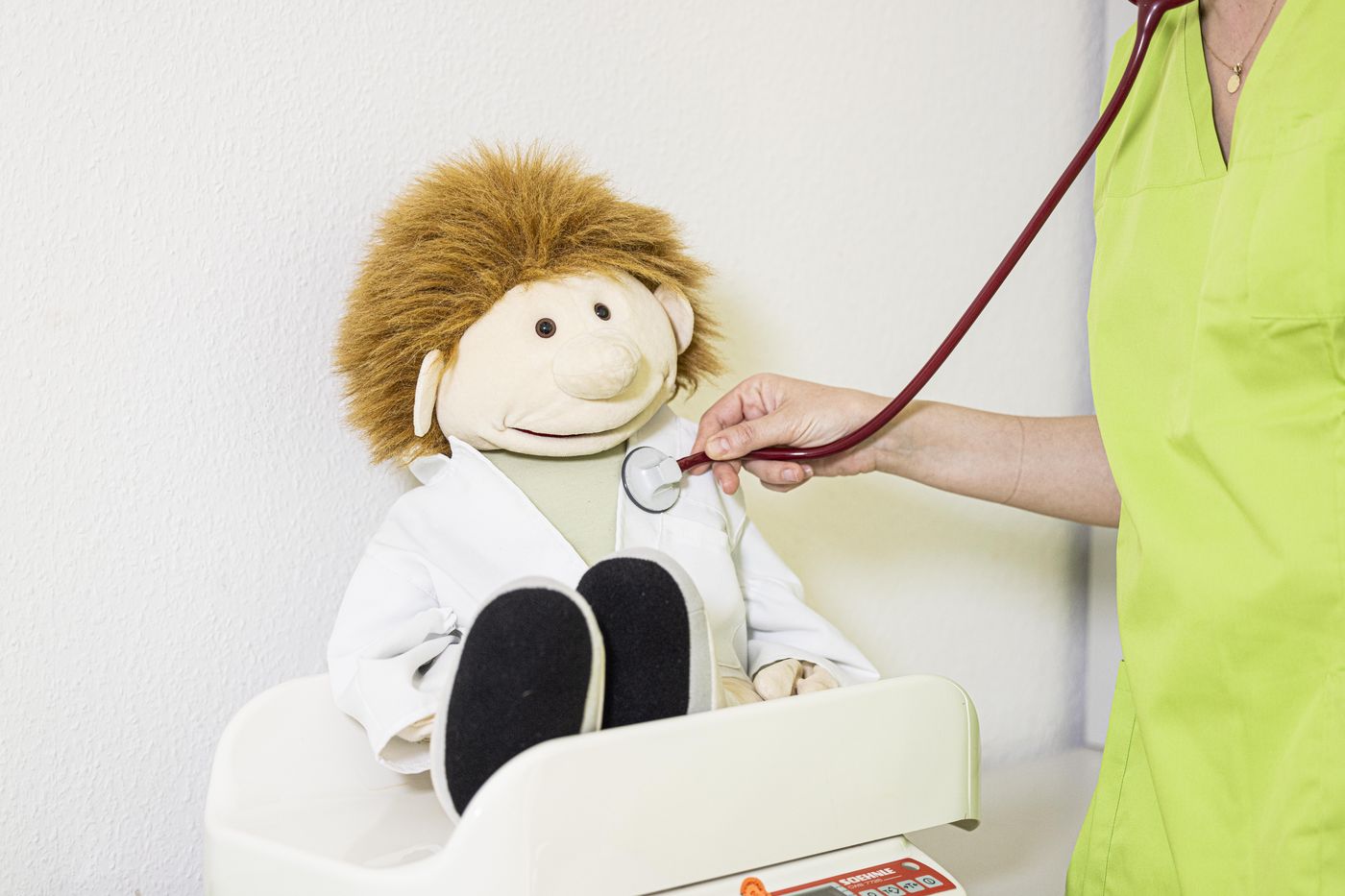 Untersuchung mit Stethoskop an einer Handpuppe